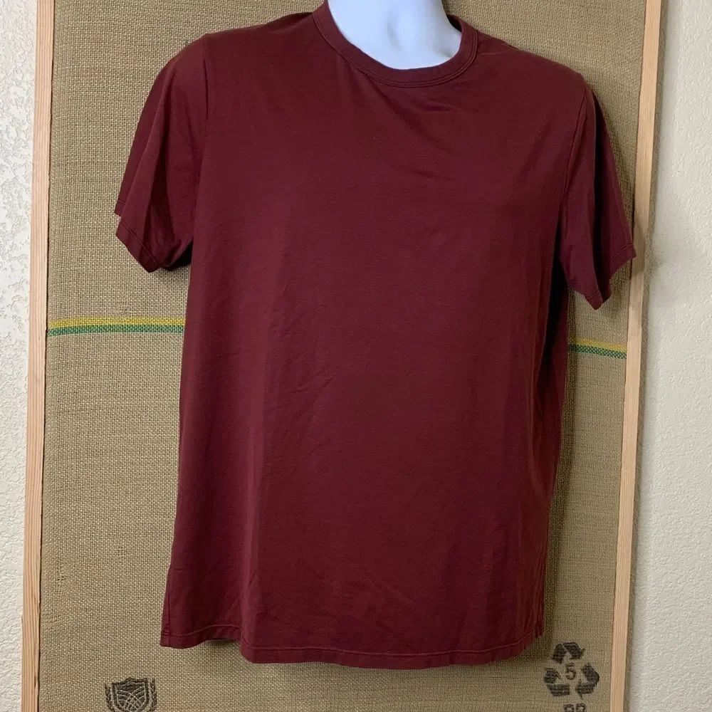 Lululemon Mens Maroon Tee, medium, new condition